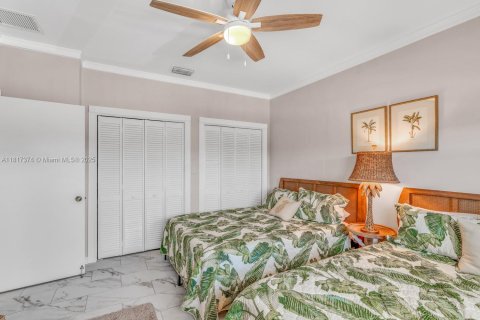 House in Marathon, Florida 6 bedrooms, 306.21 sq.m. № 1776338 - photo 17