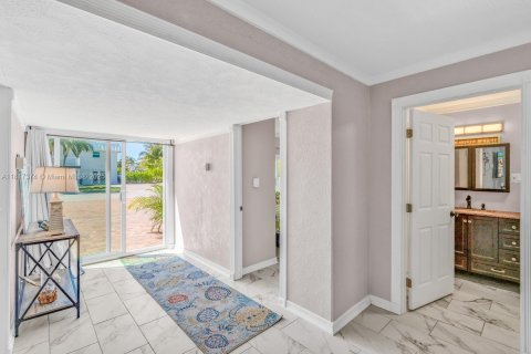 House in Marathon, Florida 6 bedrooms, 306.21 sq.m. № 1776338 - photo 18