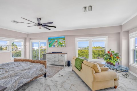 House in Marathon, Florida 6 bedrooms, 306.21 sq.m. № 1776338 - photo 16