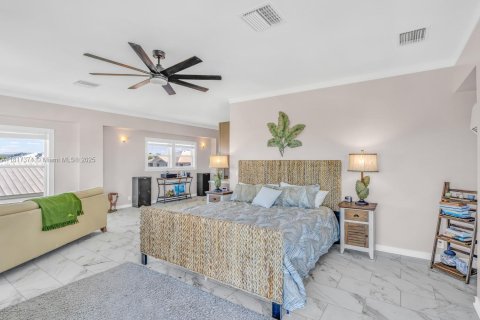 House in Marathon, Florida 6 bedrooms, 306.21 sq.m. № 1776338 - photo 15