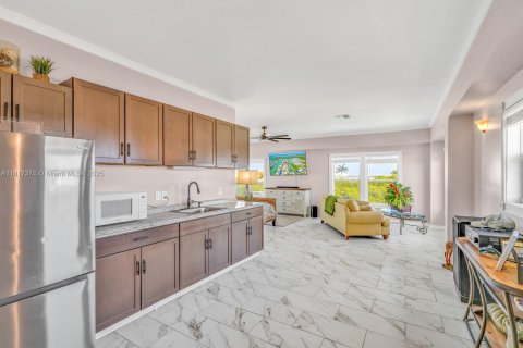 House in Marathon, Florida 6 bedrooms, 306.21 sq.m. № 1776338 - photo 10
