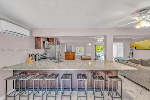House in Marathon, Florida 6 bedrooms, 306.21 sq.m. № 1776338 - photo 21