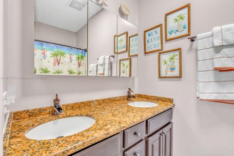 House in Marathon, Florida 6 bedrooms, 306.21 sq.m. № 1776338 - photo 28