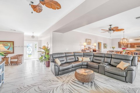 House in Marathon, Florida 6 bedrooms, 306.21 sq.m. № 1776338 - photo 19