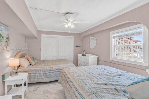 House in Marathon, Florida 6 bedrooms, 306.21 sq.m. № 1776338 - photo 12