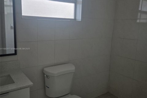 Villa ou maison à louer à Miami, Floride: 2 chambres, 69.68 m2 № 1940950 - photo 3