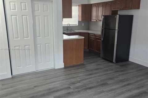 Villa ou maison à louer à Miami, Floride: 2 chambres, 69.68 m2 № 1940950 - photo 6