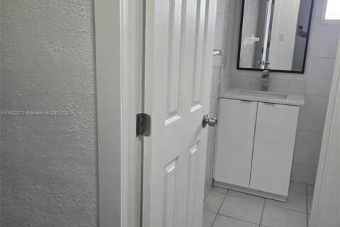 Villa ou maison à louer à Miami, Floride: 2 chambres, 69.68 m2 № 1940950 - photo 4