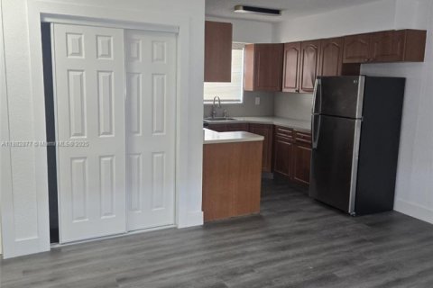 Villa ou maison à louer à Miami, Floride: 2 chambres, 69.68 m2 № 1940950 - photo 5