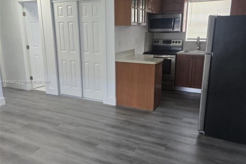 Villa ou maison à louer à Miami, Floride: 2 chambres, 69.68 m2 № 1940950 - photo 2