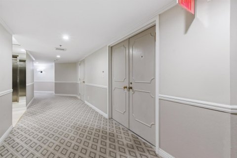Condo in Palm Beach, Florida, 2 bedrooms № 2190883 - photo 13