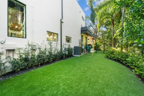 Casa en venta en Miami, Florida, 4 dormitorios, 329.8 m2 № 1971219 - foto 30