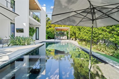 Casa en venta en Miami, Florida, 4 dormitorios, 329.8 m2 № 1971219 - foto 1