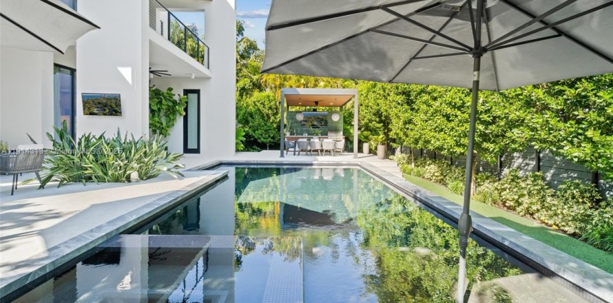 Casa en Miami, Florida 4 dormitorios, 329.8 m2 № 1971219