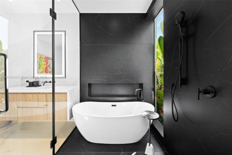 Casa en venta en Miami, Florida, 4 dormitorios, 329.8 m2 № 1971219 - foto 23