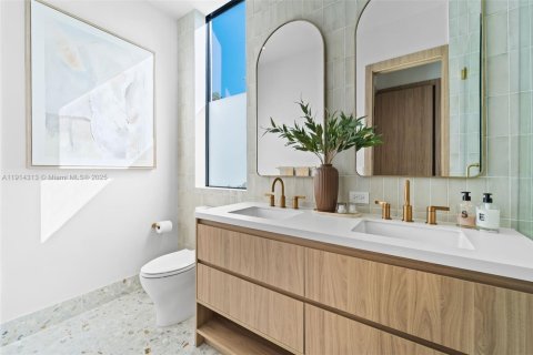 Casa en venta en Miami, Florida, 4 dormitorios, 329.8 m2 № 1971219 - foto 18