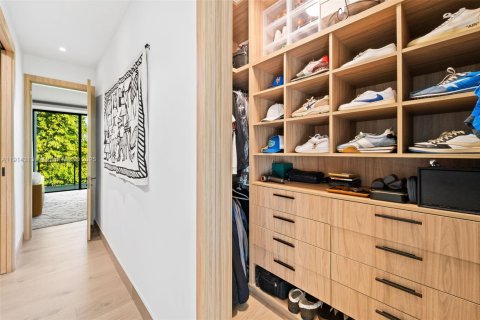 Casa en venta en Miami, Florida, 4 dormitorios, 329.8 m2 № 1971219 - foto 24