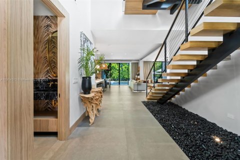 Casa en venta en Miami, Florida, 4 dormitorios, 329.8 m2 № 1971219 - foto 3