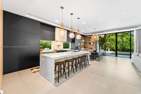 Casa en venta en Miami, Florida, 4 dormitorios, 329.8 m2 № 1971219 - foto 5