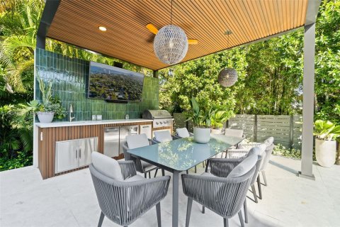 Casa en venta en Miami, Florida, 4 dormitorios, 329.8 m2 № 1971219 - foto 15