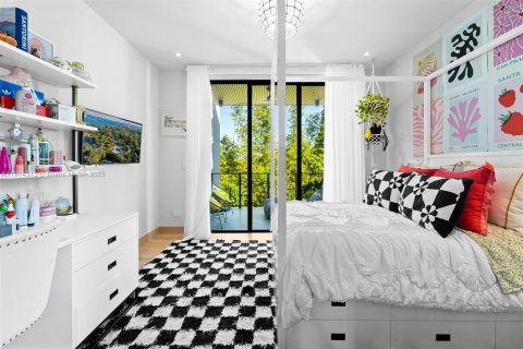 Casa en venta en Miami, Florida, 4 dormitorios, 329.8 m2 № 1971219 - foto 26