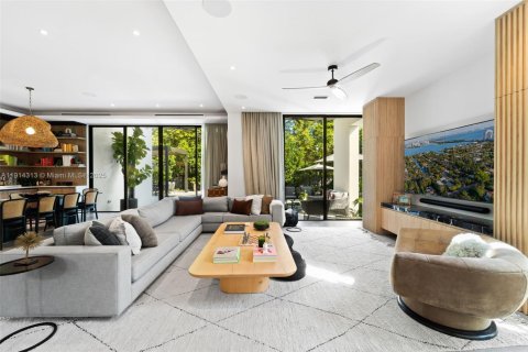 Casa en venta en Miami, Florida, 4 dormitorios, 329.8 m2 № 1971219 - foto 10