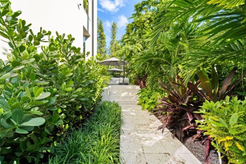 Casa en venta en Miami, Florida, 4 dormitorios, 329.8 m2 № 1971219 - foto 16