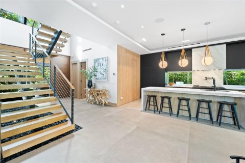 Casa en venta en Miami, Florida, 4 dormitorios, 329.8 m2 № 1971219 - foto 6