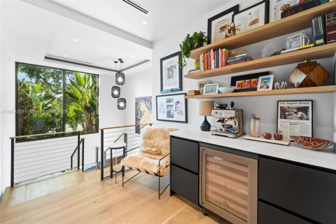 Casa en venta en Miami, Florida, 4 dormitorios, 329.8 m2 № 1971219 - foto 19