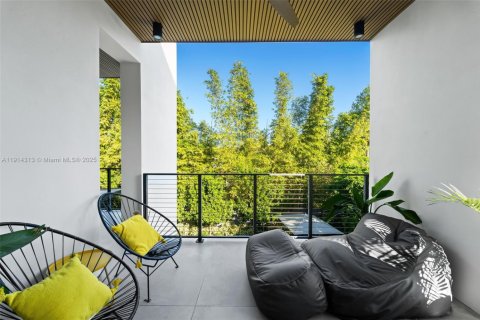 Casa en venta en Miami, Florida, 4 dormitorios, 329.8 m2 № 1971219 - foto 25