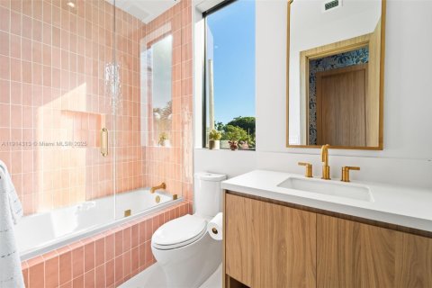 Casa en venta en Miami, Florida, 4 dormitorios, 329.8 m2 № 1971219 - foto 29