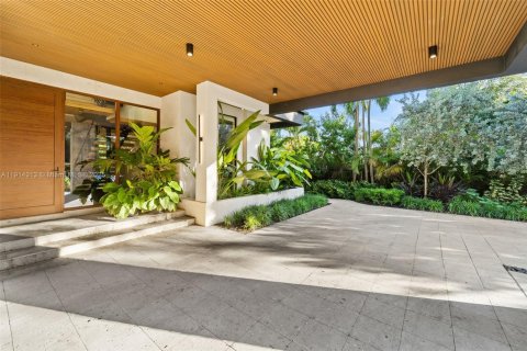 Casa en venta en Miami, Florida, 4 dormitorios, 329.8 m2 № 1971219 - foto 2