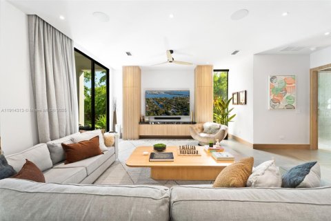 Casa en venta en Miami, Florida, 4 dormitorios, 329.8 m2 № 1971219 - foto 11