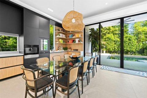 Casa en venta en Miami, Florida, 4 dormitorios, 329.8 m2 № 1971219 - foto 9