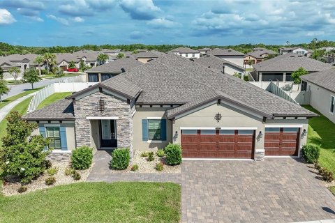 House in Land O' Lakes, Florida 4 bedrooms, 301.56 sq.m. № 2120635
