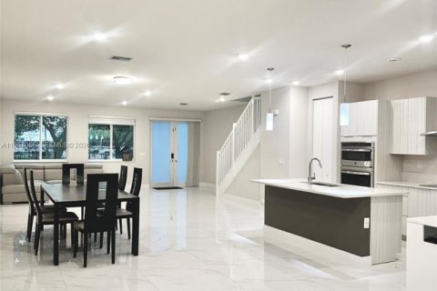 Townhouse in LANDMARK in Doral, Florida 3 bedrooms, 179.49 sq.m. № 2011418 - photo 4