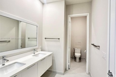 Townhouse in LANDMARK in Doral, Florida 3 bedrooms, 179.49 sq.m. № 2011418 - photo 30