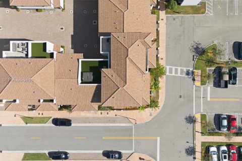 Townhouse in URBANA in Doral, Florida 3 bedrooms, 219.81 sq.m. № 2152725 - photo 11