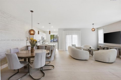Townhouse in URBANA in Doral, Florida 3 bedrooms, 219.81 sq.m. № 2152725 - photo 13