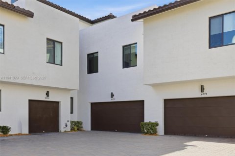 Townhouse in URBANA in Doral, Florida 3 bedrooms, 219.81 sq.m. № 2152725 - photo 4