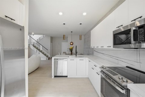 Townhouse in URBANA in Doral, Florida 3 bedrooms, 219.81 sq.m. № 2152725 - photo 17