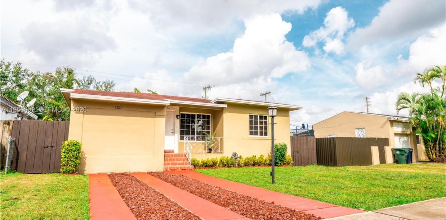 Casa en South Miami, Florida 2 dormitorios, 117.15 m2 № 2030634