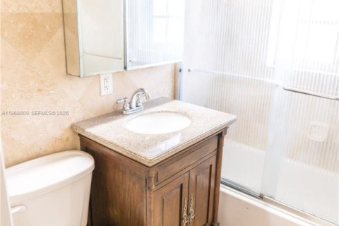 Casa en alquiler en South Miami, Florida, 2 dormitorios, 117.15 m2 № 2030634 - foto 9