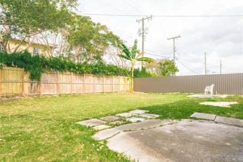 Casa en alquiler en South Miami, Florida, 2 dormitorios, 117.15 m2 № 2030634 - foto 13