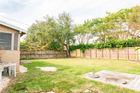 Casa en alquiler en South Miami, Florida, 2 dormitorios, 117.15 m2 № 2030634 - foto 15