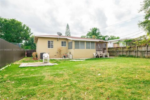 Casa en alquiler en South Miami, Florida, 2 dormitorios, 117.15 m2 № 2030634 - foto 11