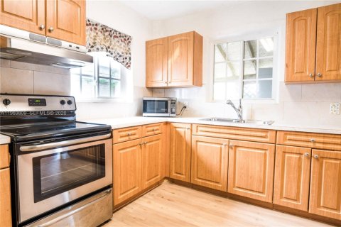 Casa en alquiler en South Miami, Florida, 2 dormitorios, 117.15 m2 № 2030634 - foto 5