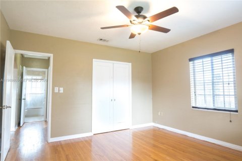 Casa en alquiler en South Miami, Florida, 2 dormitorios, 117.15 m2 № 2030634 - foto 10