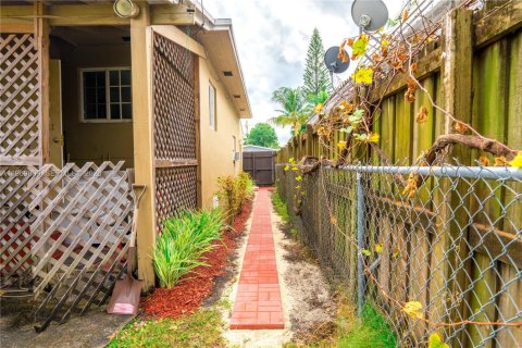 Casa en alquiler en South Miami, Florida, 2 dormitorios, 117.15 m2 № 2030634 - foto 16