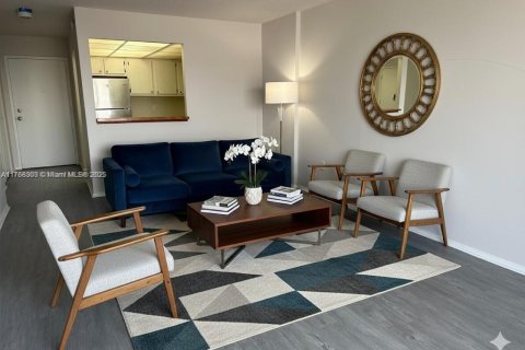 Condominio en venta en North Miami Beach, Florida, 1 dormitorio, 66.89 m2 № 1982001 - foto 3